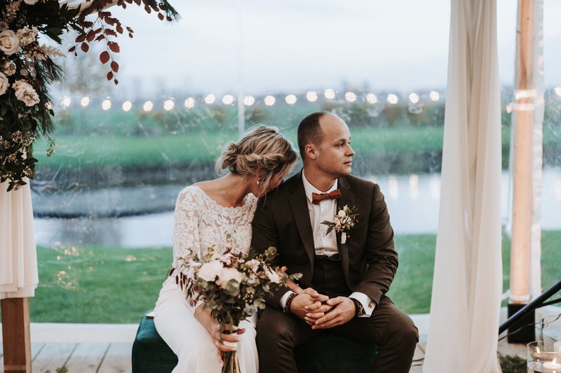 Cindy%20en%20Alex%20tijdens%20hun%20emotionele%20ceremonie%20-%20House%20of%20Weddings