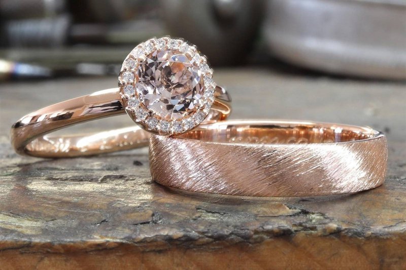 Een%20verlovingsring%20van%20ros%E9goud%20en%20trouwring%20van%20ros%E9goud%20van%20Juwelier%20Eversen%20-%20House%20of%20Weddings