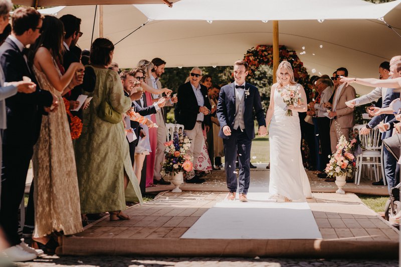 Isabelle%20en%20Thomas%20verlaten%20hun%20ceremonie%20-%20House%20of%20Weddings