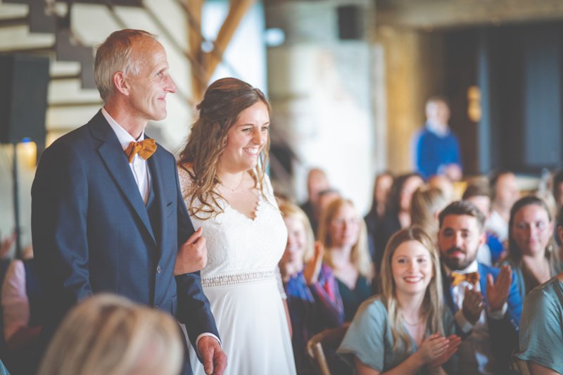 Jolien%20komt%20met%20haar%20papa%20de%20ceremonie%20binnen%20-%20House%20of%20Weddings