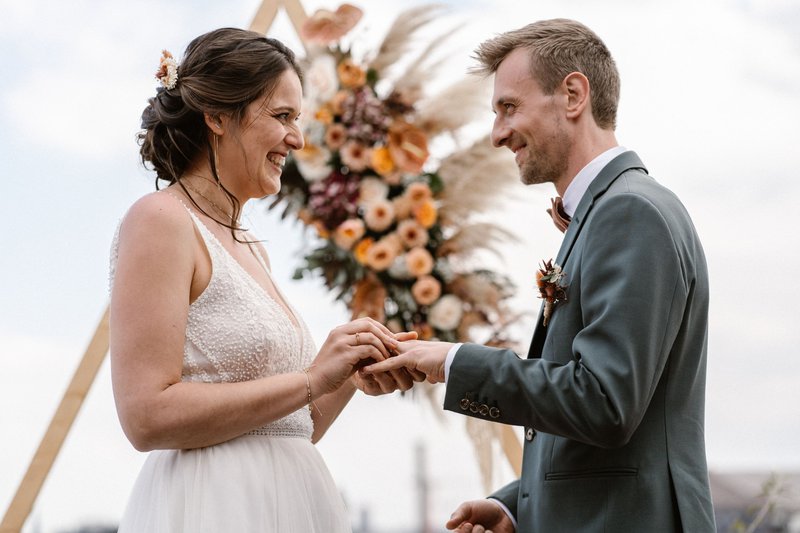 Inez%20en%20Sander%20wisselen%20de%20ringen%20uit%20-%20House%20of%20Weddings