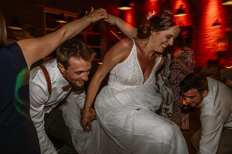Inez%20en%20Sander%20dansend%20op%20hun%20trouwfeest%20-%20House%20of%20Weddings