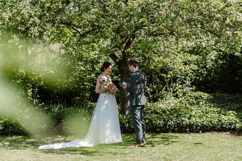 Inez%20en%20Sander%20delen%20hun%20geloften%20onder%20de%20appelboom%20-%20House%20of%20Weddings