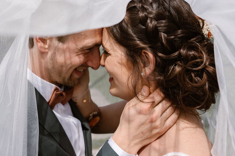 Inez%20en%20Sander%20gefotografeerd%20onder%20haar%20sluier%20-%20House%20of%20Weddings