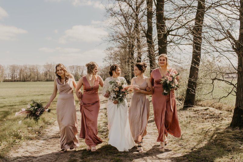 Jurken%20voor%20bruidsmeisjes%20in%20Peach%20Fuzz%2C%20de%20trendkleur%20van%202024%20volgens%20Pantone%20-%20House%20of%20Weddings