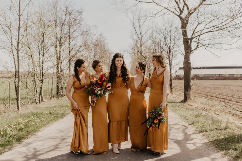 Jurken%20voor%20bruidsmeisjes%20in%20Peach%20Fuzz%2C%20de%20trendkleur%20van%202024%20volgens%20Pantone%20-%20House%20of%20Weddings