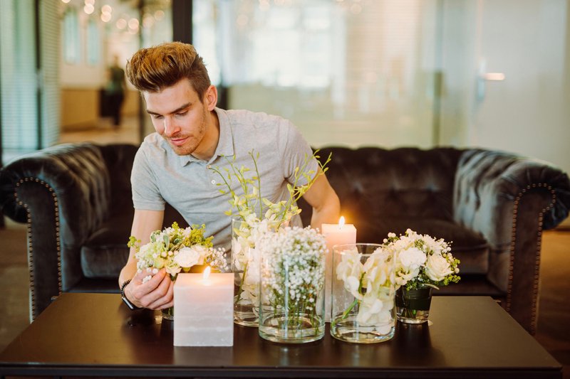 Xavier%20Gouwy%20bij%20enkele%20bloemstukjes%20en%20kaarsen%20-%20House%20of%20Weddings