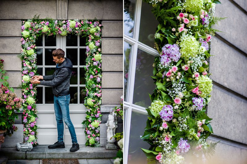 Een%20bloemenkader%20rond%20een%20deurlijst%20door%20Xavier%20Gouwy%20-%20House%20of%20Weddings