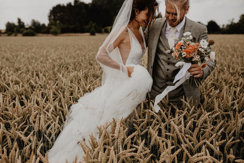 Ruth%20%26%20Axel%27s%20trouwfoto%27s%20in%20het%20graan%20-%20House%20of%20Weddings