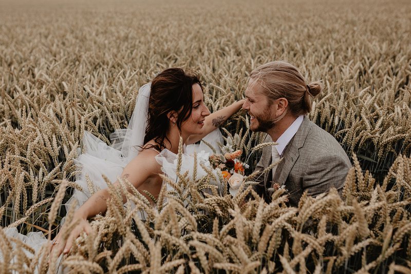 Ruth%20%26%20Axel%27s%20trouwfoto%27s%20in%20het%20graan%20-%20House%20of%20Weddings