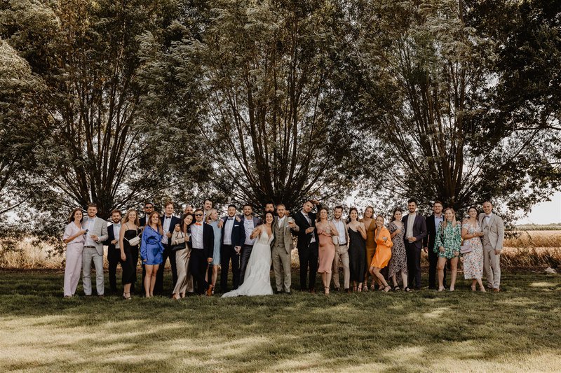 Groepsfoto%20van%20Ruth%20%26%20Axel%27s%20trouwfeest%20-%20House%20of%20Weddings