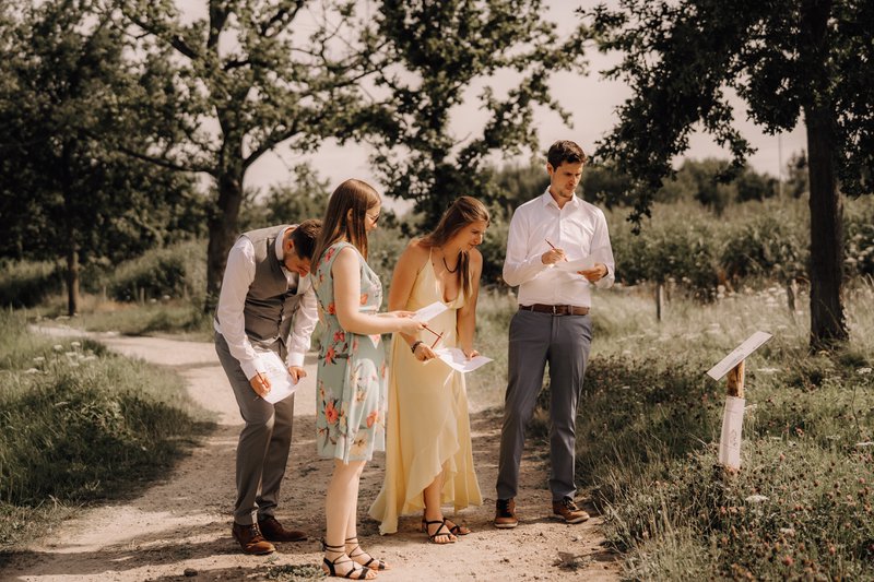 Wandeling%20met%20quizvragen%20voor%20hun%20trouwgasten%20-%20House%20of%20Weddings