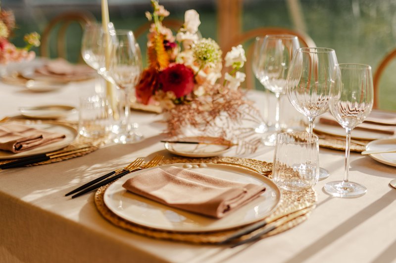 Gedekte%20tafel%20op%20het%20feest%20van%20Blind%20Getrouwd%202023%20-%20House%20of%20Weddings