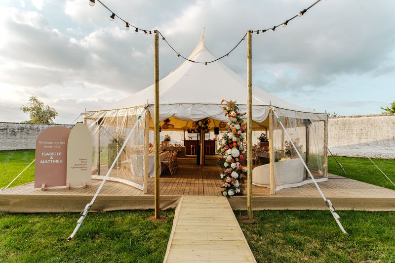 Een%20van%20de%20tenten%20van%20het%20feest%20van%20Blind%20Getrouwd%202023%20-%20House%20of%20Weddings