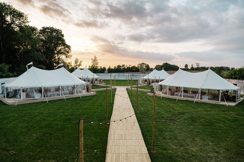 Tenten%20op%20het%20feest%20van%20Blind%20Getrouwd%20-%20House%20of%20Weddings