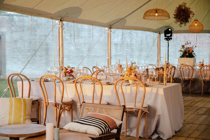 Gedekte%20tafel%20op%20het%20feest%20van%20Blind%20Getrouwd%202023%20-%20House%20of%20Weddings
