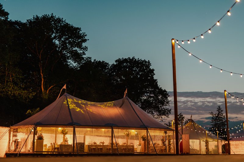 De%20tenten%20op%20het%20feest%20van%20Blind%20Getrouwd%202023%20-%20House%20of%20Weddings