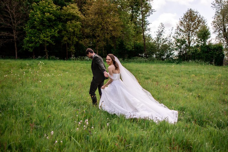 Manon%20en%20Michiel%20wandelen%20door%20een%20weide%20-%20House%20of%20Weddings