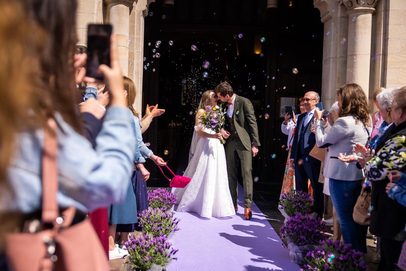 Manon%20en%20Michiel%20komen%20uit%20de%20kerk%20-%20House%20of%20Weddings