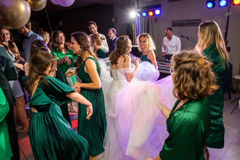 Manon%20en%20haar%20bruidsmeisjes%20op%20de%20dansvloer%20-%20House%20of%20Weddings