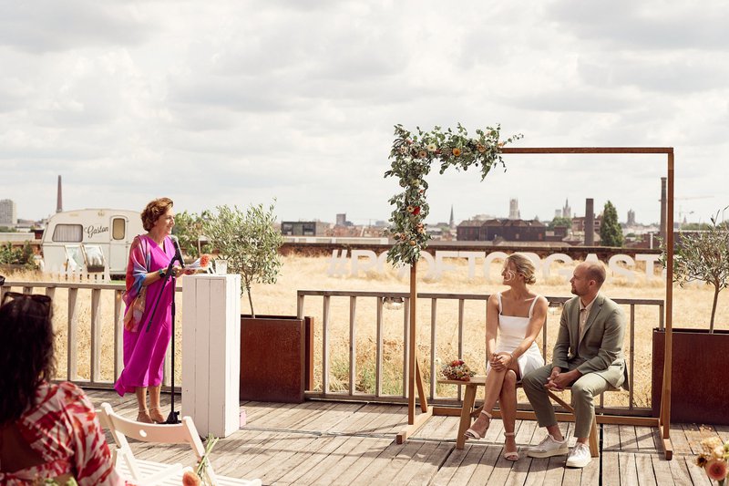 Naomi%20en%20Matti%27s%20ceremonie%20op%20de%20rooftop%20van%20Gaston%20-%20House%20of%20Weddings