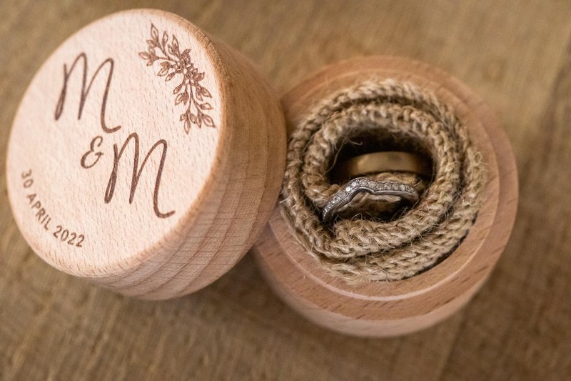 De%20ringen%20van%20Manon%20en%20Michiel%20in%20een%20rond%20doosje%20-%20House%20of%20Weddings