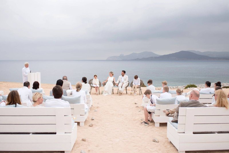 huwelijk%20op%20het%20strand%2C%20strand%2C%20bergen%2C%20zee%2C%20witte%20kleding%2C%20witte%20banken%2C%20huwelijk%2C%20bruiloft%20in%20het%20buitenland%20-%20House%20of%20Weddings%20