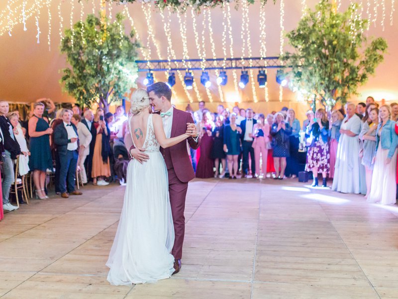 7x%20licht%20op%20je%20huwelijk%20Wedding%20Planner%3A%20Absolutely%20Fabulous%20Weddings%20-%20Fotograaf%3A%20Elisabeth%20Van%20Lent%20-%20Tent%3A%20Organic-Concept%20-%20Licht%20%26%20Geluid%3A%20Let%20There%20Be%20Light%20-%20DJ%3A%20Klankbar%20-%20Meubels%3A%20LEVI%20-%20Bestek%20%26%20servies%3A%20Femat%20-%20Bomen%3A%20FAEK%20-%20House%20of%20Weddings