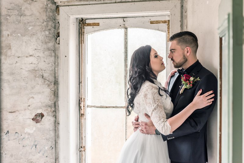 Bruid%20en%20bruidegom%20bij%20raam%20-%20Styled%20Shoot%20-%20House%20of%20Weddings