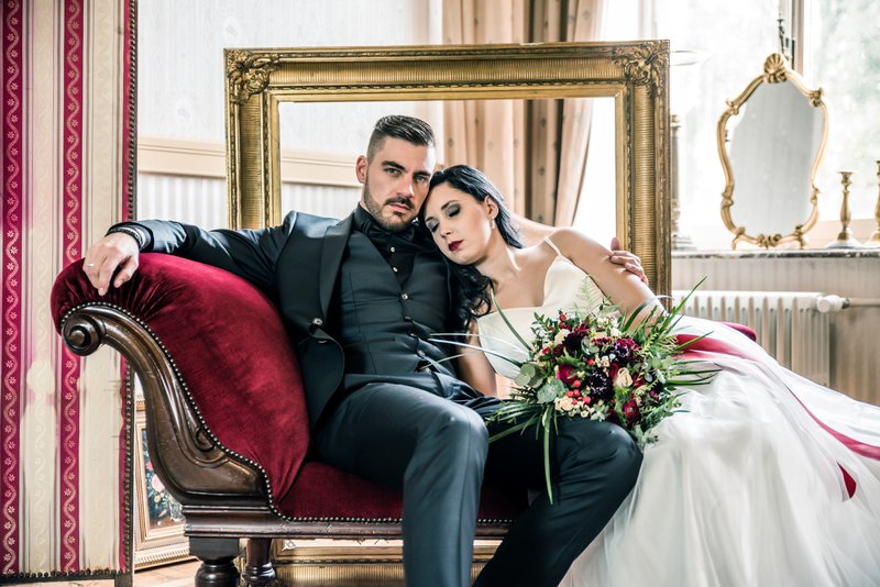 Bruid%20en%20bruidegom%20op%20bank%20Sneeuwwitje%20-%20Styled%20Shoot%20-%20House%20of%20Weddings