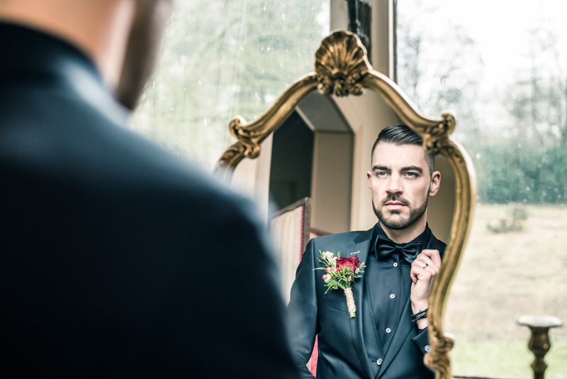 Bruidegom%20in%20spiegel%20-%20Styled%20Shoot%20-%20House%20of%20Weddings