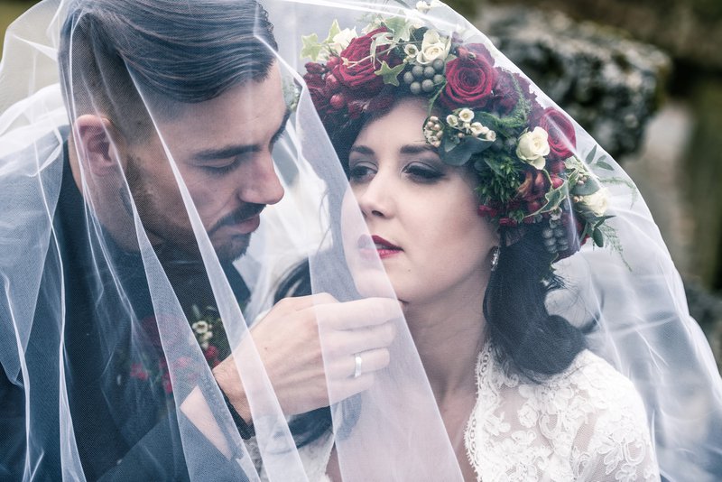 Bruid%20en%20bruidegom%20onder%20sluier%20-%20Styled%20Shoot%20-%20House%20of%20Weddings