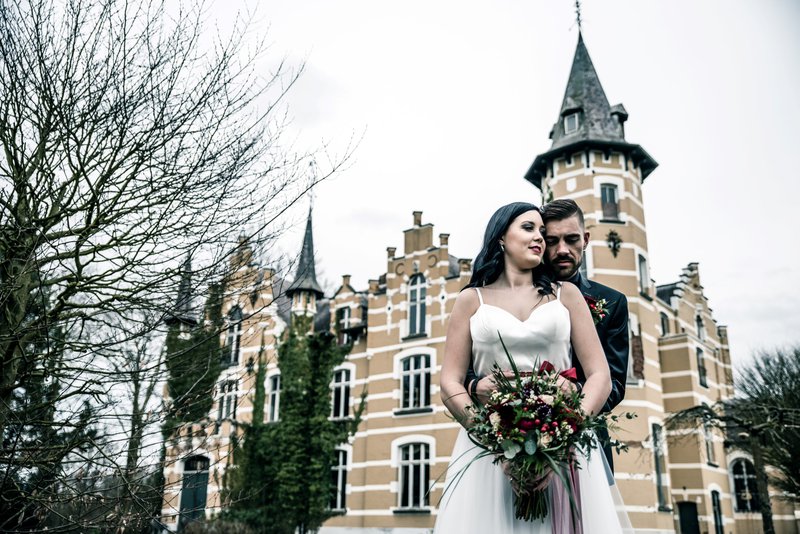 Bruid%20en%20bruidegom%20voor%20Kasteel%20Ghenenbroeck%20-%20Styled%20Shoot%20-%20House%20of%20Weddings