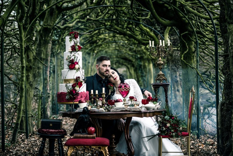 Bruid%20en%20bruidegom%20leefden%20nog%20lang%20en%20gelukkig%20Sneeuwwitje%20-%20Styled%20Shoot%20-%20House%20of%20Weddings