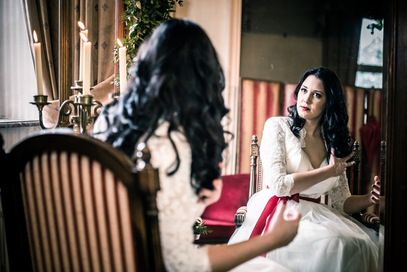 Bruid%20in%20spiegel%20-%20Styled%20Shoot%20-%20House%20of%20Weddings
