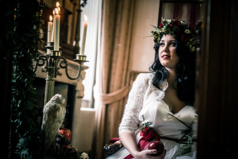 Bruid%20in%20spiegel%20met%20bloemenkrans%20-%20Styled%20Shoot%20-%20House%20of%20Weddings
