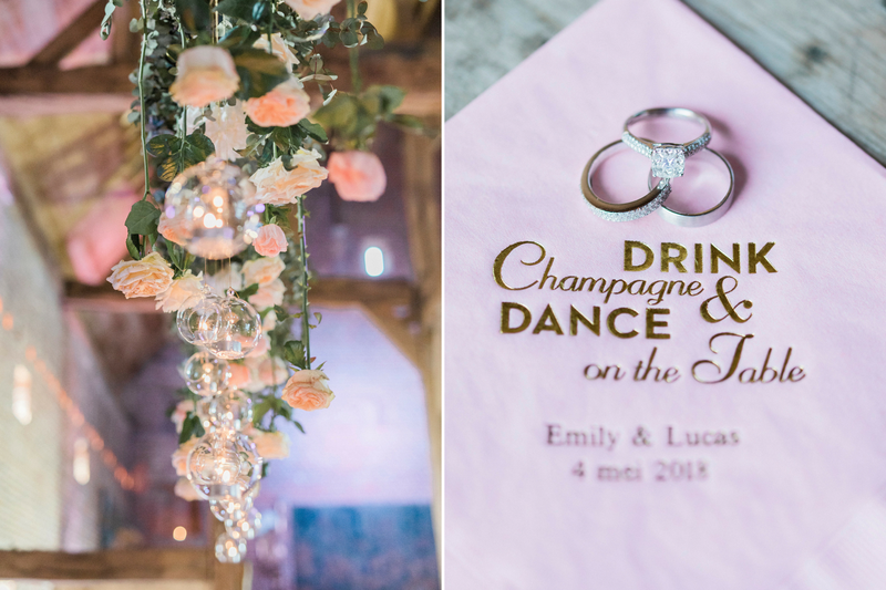 Fine%20art%20wedding%20details%20hangende%20bloemen%20en%20gepersonaliseerde%20servetten%20in%20wit%2C%20oudroze%20en%20goud%20-%20Alle%20Gebeure%20-%20House%20of%20Weddings