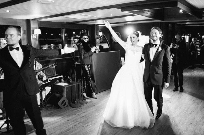 Onthaal%20bruidspaar%20op%20schip%20-%20Real%20Wedding%20-%20Elisabeth%20%26%20Bill%20-%20Gert%20huygaerts%20-%20House%20of%20Weddings