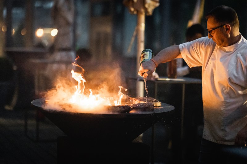 De%20wedding%20trends%20van%202023%3A%20showcooking%20op%20een%20bbq%20-%20House%20of%20Weddings