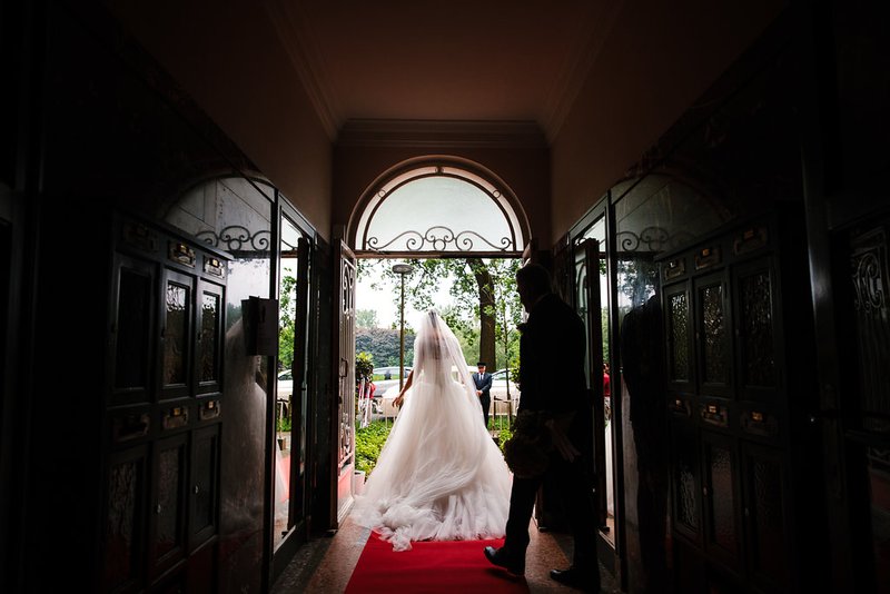 Bruid%20aan%20deuropening%20-%20House%20of%20Weddings