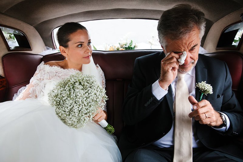 Bruid%20en%20emotionele%20vader%20in%20ceremoniewagen%20-%20House%20of%20Weddings