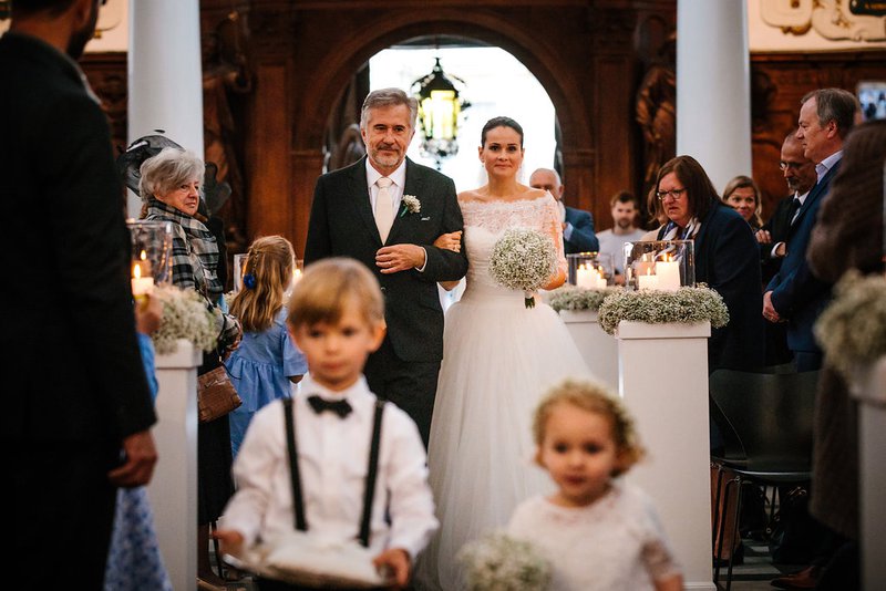 Intrede%20bruid%20met%20vader%20van%20de%20bruid%20en%20bruidskindjes%20in%20kerk%20-%20House%20of%20Weddings