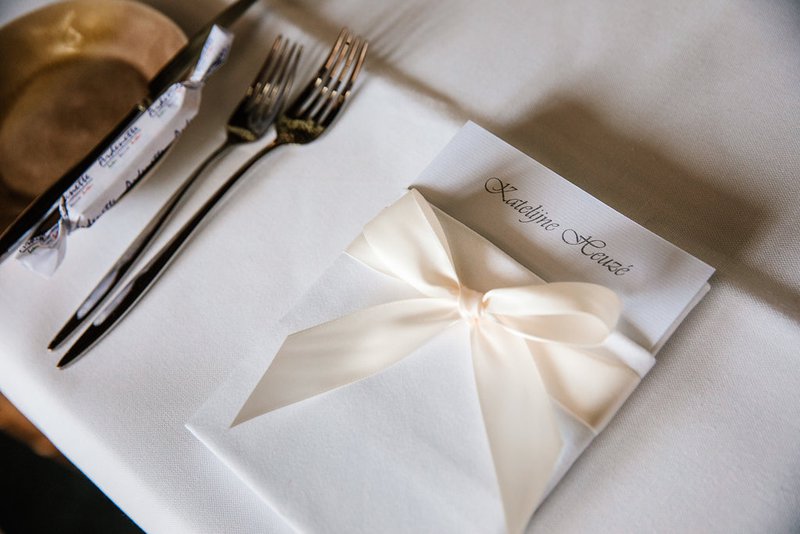 Wit%2C%20stijlvol%20drukwerk%20met%20strik%20-%20House%20of%20Weddings