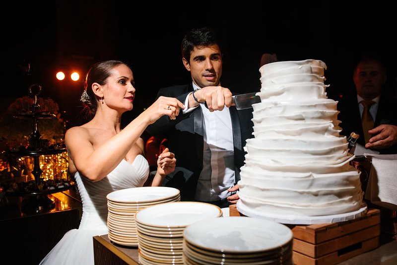 Bruidspaar%20snijdt%20bruidstaart%20aan%20-%20House%20of%20Weddings