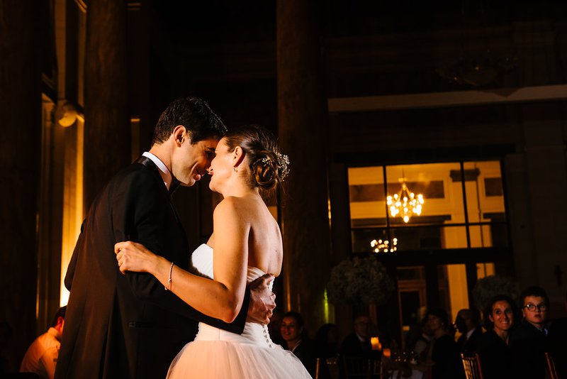 Lachend%20bruidspaar%20op%20de%20dansvloer%20-%20House%20of%20Weddings
