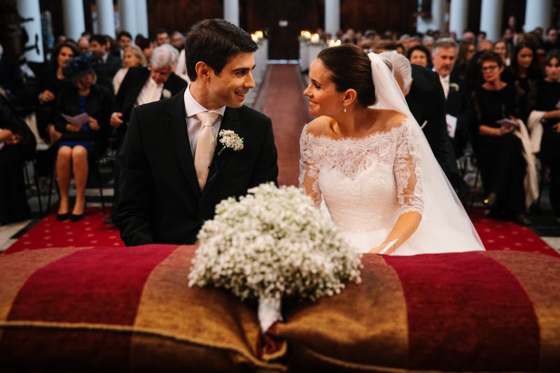 Bruidspaar%20in%20de%20kerk%20met%20bruidsboeket%20-%20Real%20Wedding%20-%20House%20of%20Weddings