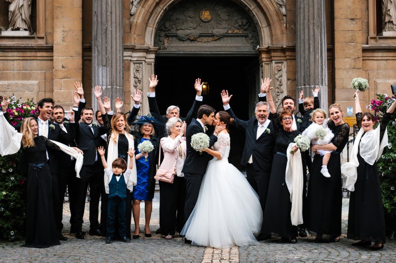 Familiefoto%20bruidspaar%20en%20suite%20aan%20de%20kerk%20-%20Real%20Wedding%20-%20House%20of%20Weddings