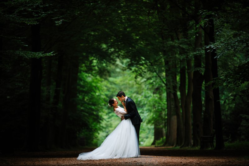 Bruidspaar%20tijdens%20fotoshoot%20in%20het%20park%20-%20Real%20Wedding%20-%20House%20of%20Weddings