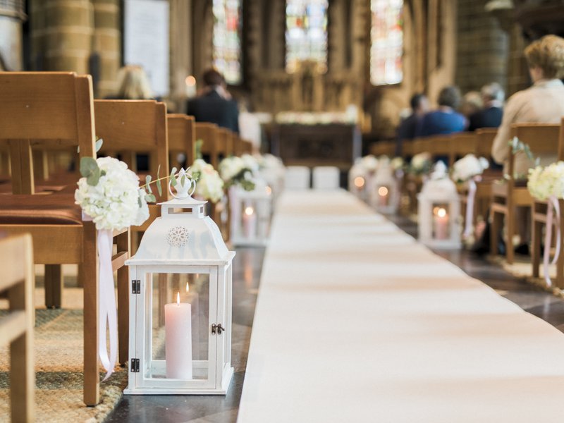 Fine%20art%20styling%20kerkelijk%20ceremonie%20in%20wit%2C%20oudroze%20en%20goud%20-%20Alle%20Gebeure%20-%20House%20of%20Weddings