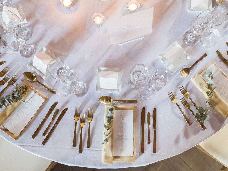 Fine%20art%20tafelsetting%20in%20wit%2C%20oudroze%20en%20goud%20-%20Alle%20Gebeure%20-%20House%20of%20Weddings